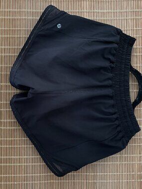 Lululemon Hotty Hot 4" Lined Shorts High Rise Lace Trim Black Size 8 EUC